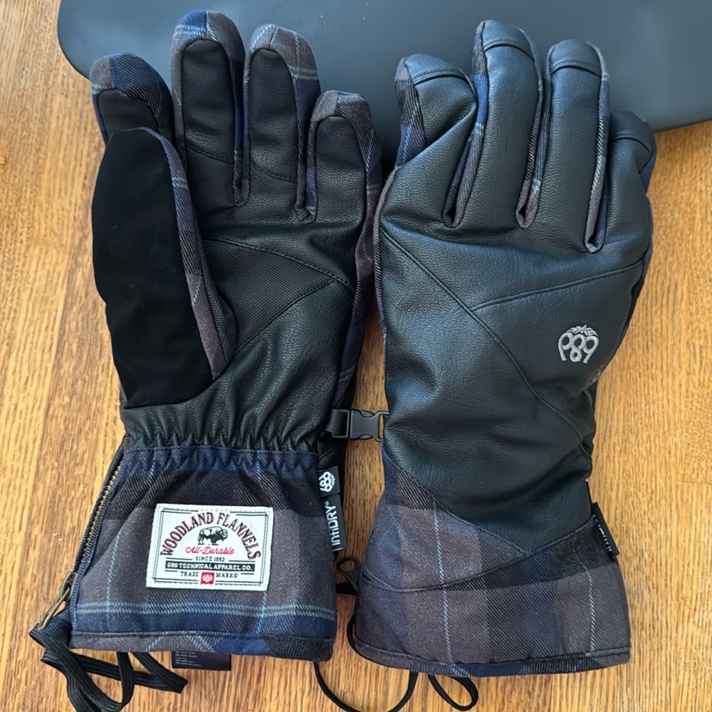 Snowboarding gloves- 686- NWT-large